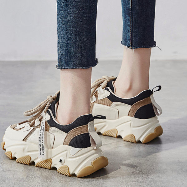 Σύγχρονα γυναικεία αθλητικά παπούτσια με τραχιά σόλα με κορδόνια