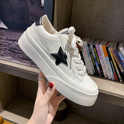 Γυναικεία αθλητικά παπούτσια με επίπεδη σόλα και κορδόνια κατάλληλα για την άνοιξη