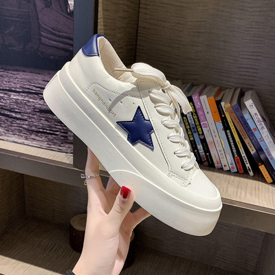 Γυναικεία αθλητικά παπούτσια με επίπεδη σόλα και κορδόνια κατάλληλα για την άνοιξη