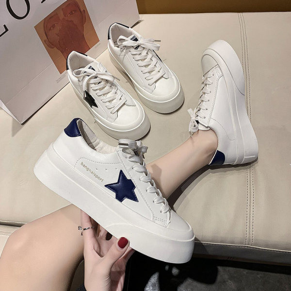 Γυναικεία αθλητικά παπούτσια με επίπεδη σόλα και κορδόνια κατάλληλα για την άνοιξη