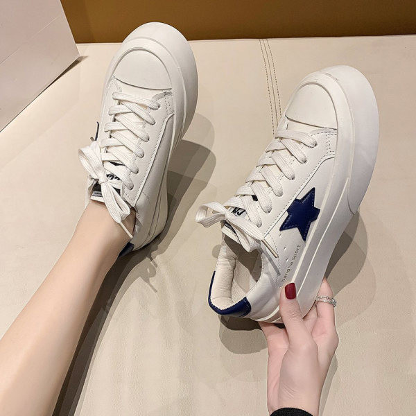 Γυναικεία αθλητικά παπούτσια με επίπεδη σόλα και κορδόνια κατάλληλα για την άνοιξη