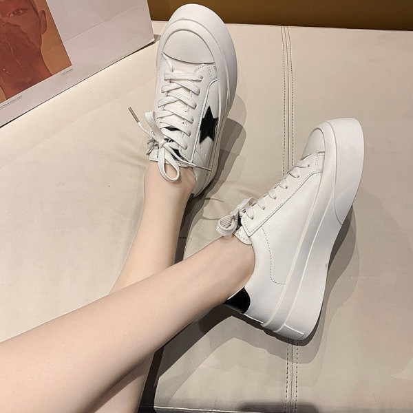 Γυναικεία αθλητικά παπούτσια με επίπεδη σόλα και κορδόνια κατάλληλα για την άνοιξη