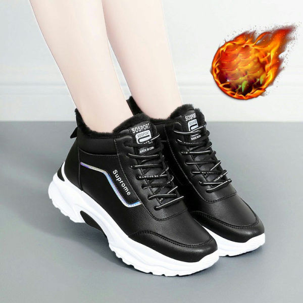 Νέο μοντέλο γυναικεία αθλητικά παπούτσια με απαλή επένδυση σε λευκό και μαύρο χρώμα