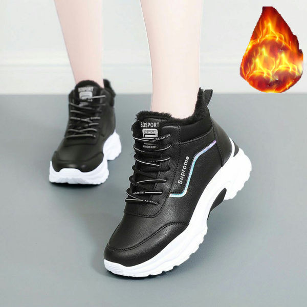 Νέο μοντέλο γυναικεία αθλητικά παπούτσια με απαλή επένδυση σε λευκό και μαύρο χρώμα