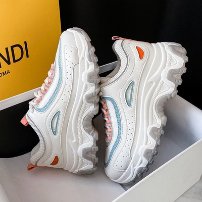 Γυναικεία αθλητικά παπούτσια με κορδόνια και τραχιά σόλα σε λευκό χρώμα