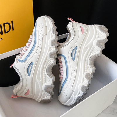 Γυναικεία αθλητικά παπούτσια με κορδόνια και τραχιά σόλα σε λευκό χρώμα