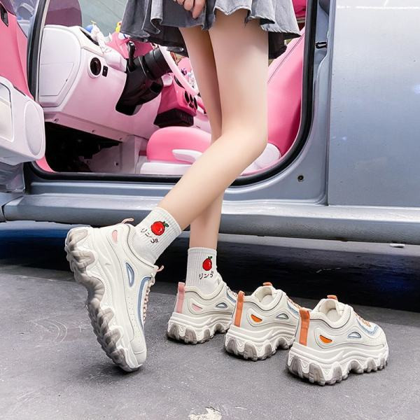 Γυναικεία αθλητικά παπούτσια με κορδόνια και τραχιά σόλα σε λευκό χρώμα