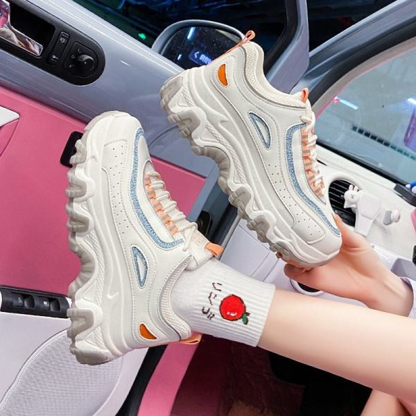 Γυναικεία αθλητικά παπούτσια με κορδόνια και τραχιά σόλα σε λευκό χρώμα