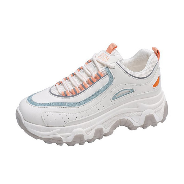 Γυναικεία αθλητικά παπούτσια με κορδόνια και τραχιά σόλα σε λευκό χρώμα