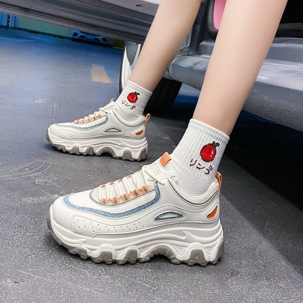 Γυναικεία αθλητικά παπούτσια με κορδόνια και τραχιά σόλα σε λευκό χρώμα