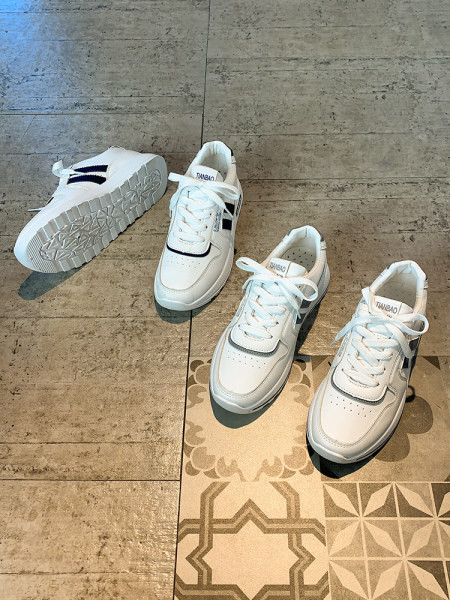 Naiste lameda tallaga hingavad tossud