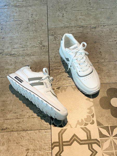 Naiste lameda tallaga hingavad tossud