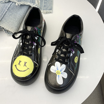 Casual γυναικεία αθλητικά παπούτσια με απλικέ και επίπεδη σόλα