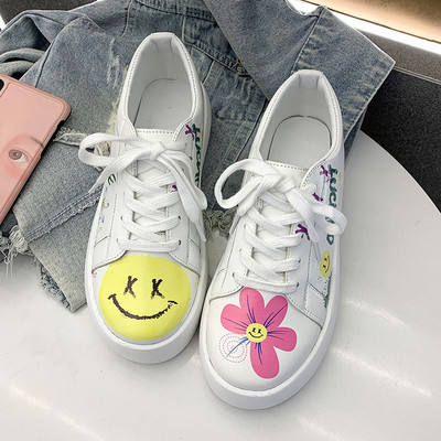 Casual γυναικεία αθλητικά παπούτσια με απλικέ και επίπεδη σόλα