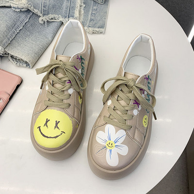 Casual γυναικεία αθλητικά παπούτσια με απλικέ και επίπεδη σόλα