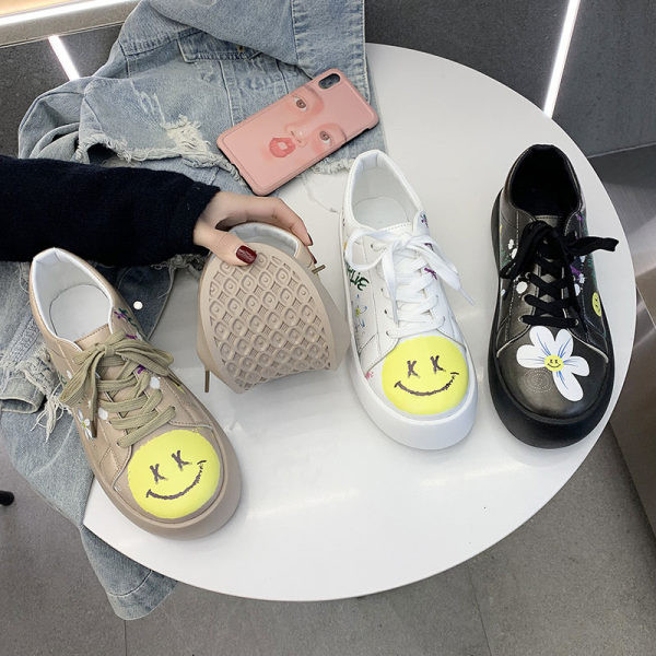 Casual γυναικεία αθλητικά παπούτσια με απλικέ και επίπεδη σόλα