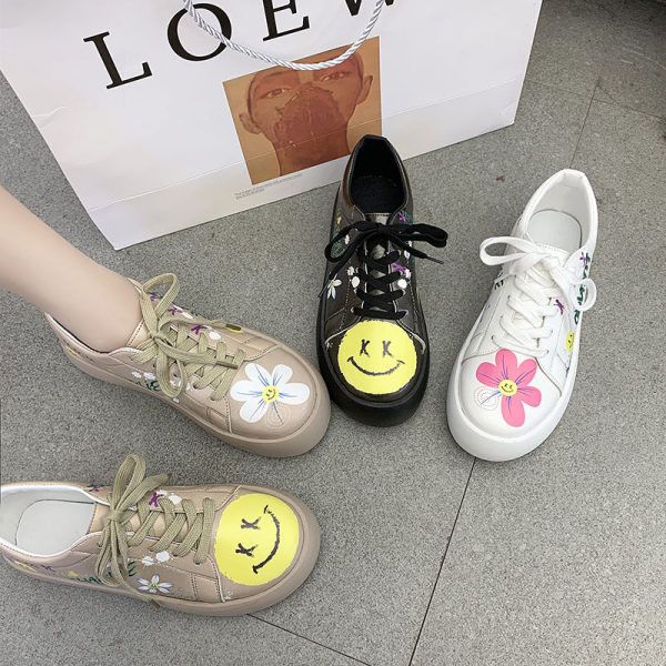 Casual γυναικεία αθλητικά παπούτσια με απλικέ και επίπεδη σόλα