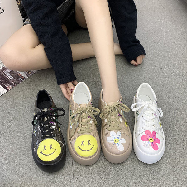 Casual γυναικεία αθλητικά παπούτσια με απλικέ και επίπεδη σόλα