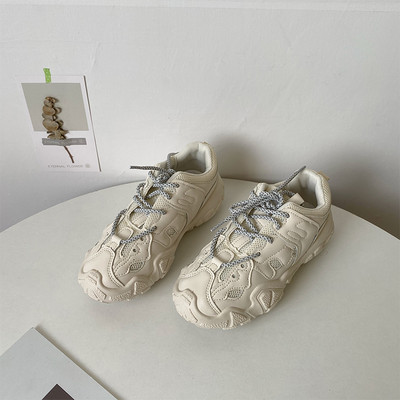 Μοντέρνα γυναικεία αθλητικά παπούτσια από δέρμα eco και τραχιά σόλα