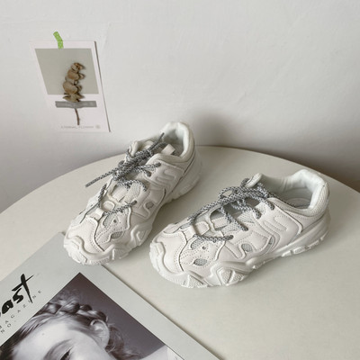 Μοντέρνα γυναικεία αθλητικά παπούτσια από δέρμα eco και τραχιά σόλα