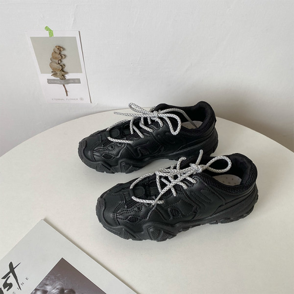 Μοντέρνα γυναικεία αθλητικά παπούτσια από δέρμα eco και τραχιά σόλα