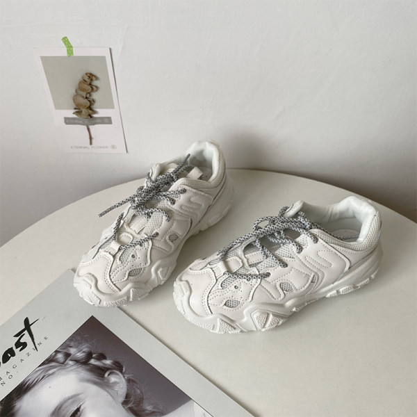 Μοντέρνα γυναικεία αθλητικά παπούτσια από δέρμα eco και τραχιά σόλα