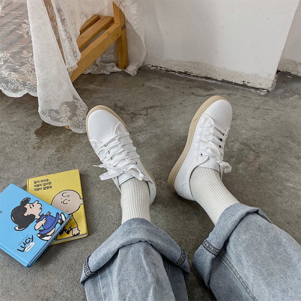 Γυναικεία αθλητικά παπούτσια από οικολογικό δέρμα με κορδόνια