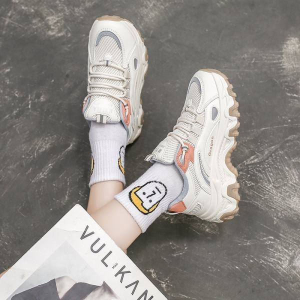 Πολύχρωμα γυναικεία αθλητικά παπούτσια με κορδόνια και τραχιά σόλα κατάλληλη για την άνοιξη