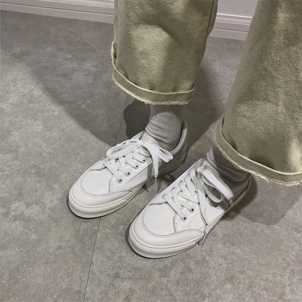 Γυναικεία αθλητικά παπούτσια από οικολογικό δέρμα με χαμηλή σόλα