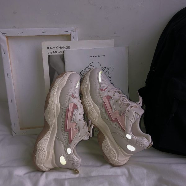 Μοντέρνα αθλητικά παπούτσια για γυναίκες από οικολογικό δέρμα