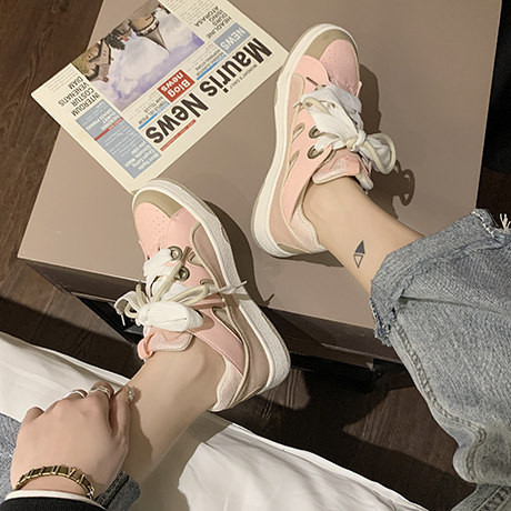 Naiste retro stiilis paeltega tossud