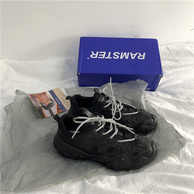 Μοντέρνα αθλητικά παπούτσια με κορδόνια και τραχιά σόλα