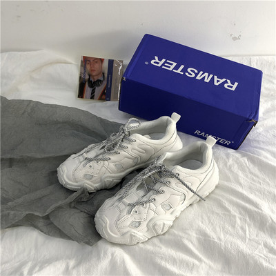 Μοντέρνα αθλητικά παπούτσια με κορδόνια και τραχιά σόλα