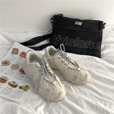 Μοντέρνα αθλητικά παπούτσια με κορδόνια και τραχιά σόλα