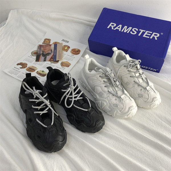 Μοντέρνα αθλητικά παπούτσια με κορδόνια και τραχιά σόλα