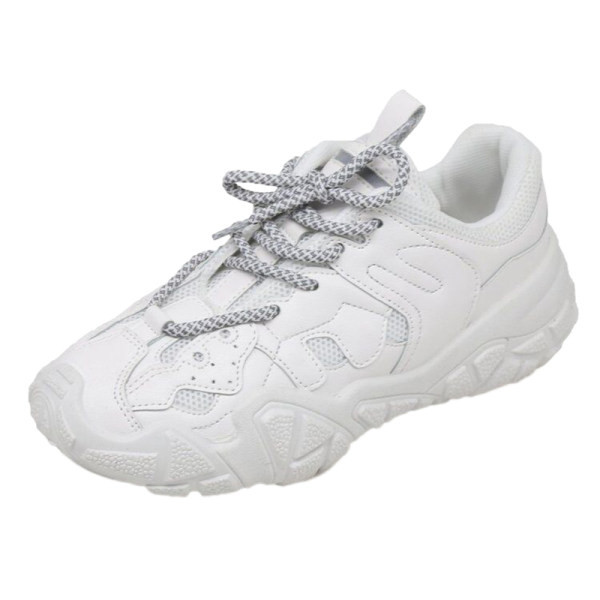 Μοντέρνα αθλητικά παπούτσια με κορδόνια και τραχιά σόλα