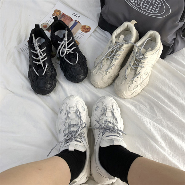 Μοντέρνα αθλητικά παπούτσια με κορδόνια και τραχιά σόλα