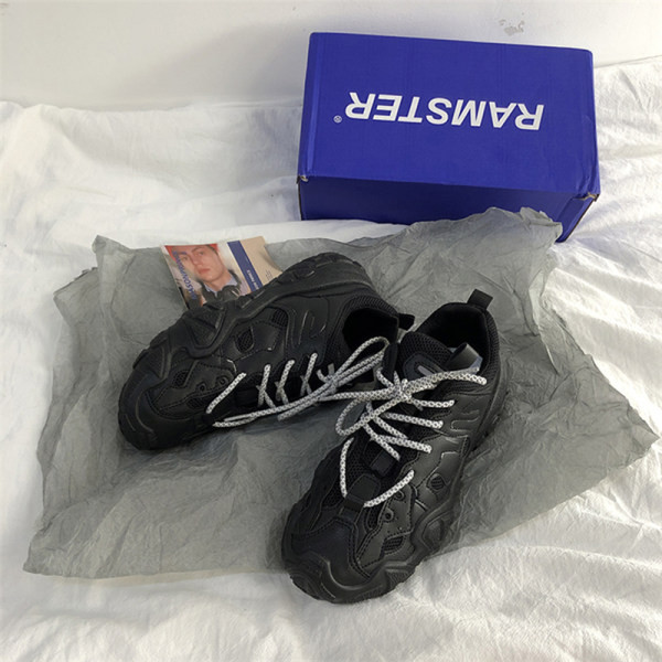 Μοντέρνα αθλητικά παπούτσια με κορδόνια και τραχιά σόλα