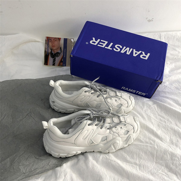 Μοντέρνα αθλητικά παπούτσια με κορδόνια και τραχιά σόλα