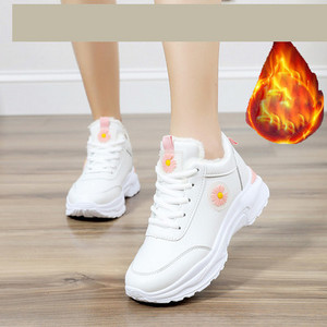 Нов модел дамски маратонки -с връзки и груба подметка