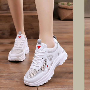 Нов модел дамски маратонки -с връзки и груба подметка