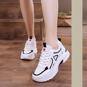 Нов модел дамски маратонки -с връзки и груба подметка