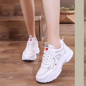 Нов модел дамски маратонки -с връзки и груба подметка