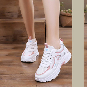 Нов модел дамски маратонки -с връзки и груба подметка