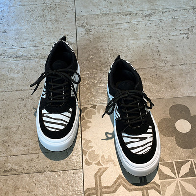 Γυναικεία μοντέρνα αθλητικά παπούτσια με άνιμαλ πριντ και επίπεδη σόλα