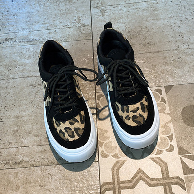 Γυναικεία μοντέρνα αθλητικά παπούτσια με άνιμαλ πριντ και επίπεδη σόλα