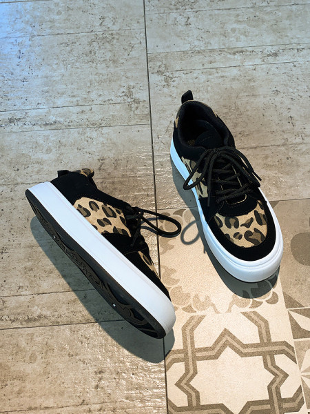 Γυναικεία μοντέρνα αθλητικά παπούτσια με άνιμαλ πριντ και επίπεδη σόλα