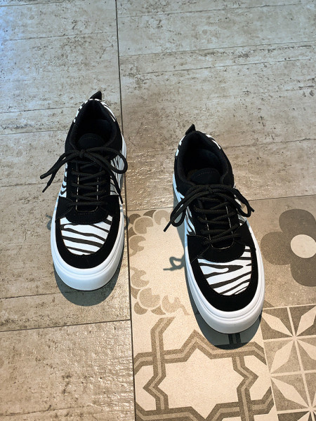 Γυναικεία μοντέρνα αθλητικά παπούτσια με άνιμαλ πριντ και επίπεδη σόλα