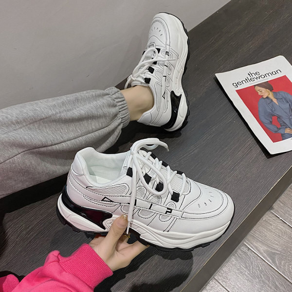 Γυναικεία αθλητικά παπούτσια με κορδόνια και πλέγμα