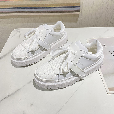 Uus lipsude ja kleebistega naiste tossude mudel